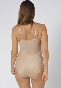 Body color beige con spalline regolabili, texture liscia e design modellante con uno scollo posteriore modesto e costruzione senza cuciture.