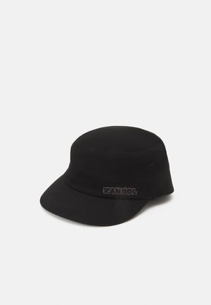 Zwarte pet van stof met een ronde kroon, een stijve vizier en een band met het "KANGOL"-logo in zwarte borduursel.
