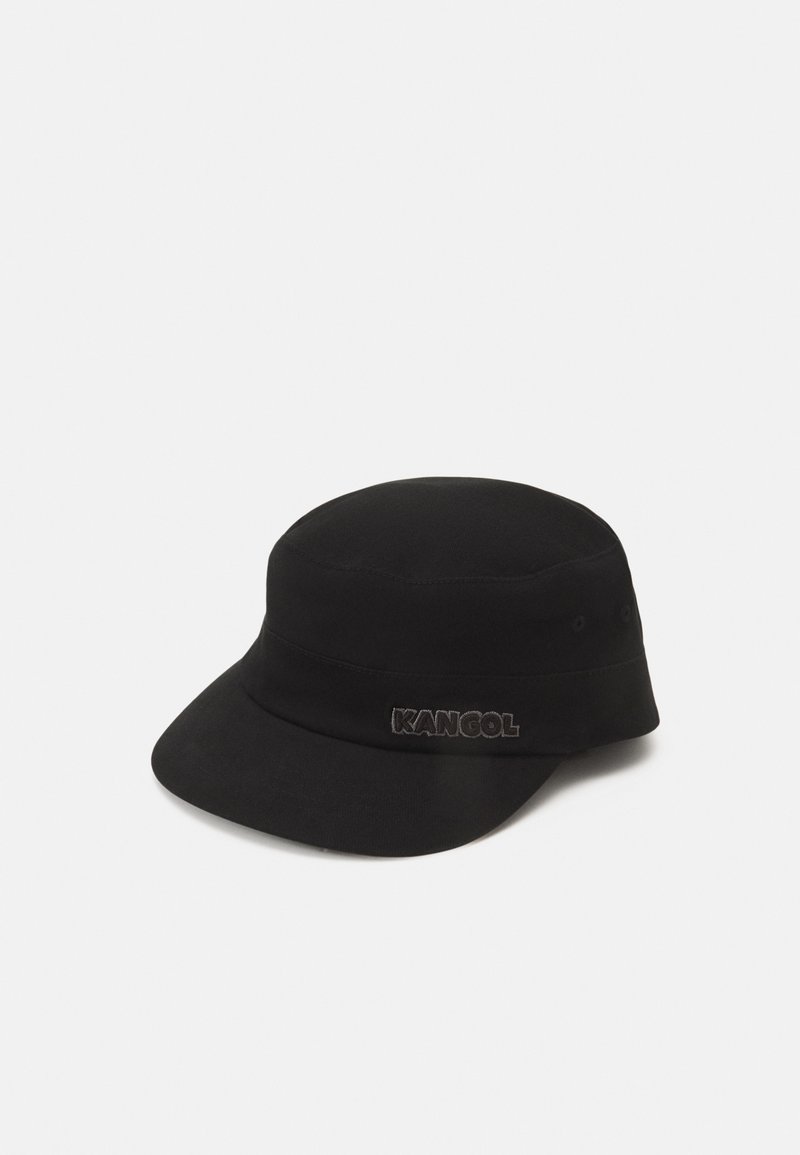 Cappello nero in tessuto con una corona arrotondata, visiera rigida e una fascia che mostra il logo "KANGOL" ricamato in nero.