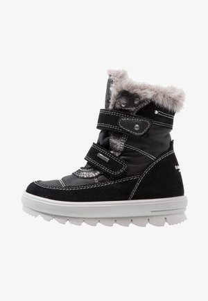 Botte d'hiver noire avec semelle blanche, deux sangles en velcro, bordure en fausse fourrure grise, et étiquette Gore-Tex, conçue pour temps froid.
