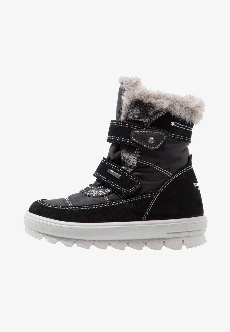 Botte d'hiver noire avec semelle blanche, deux sangles en velcro, bordure en fausse fourrure grise, et étiquette Gore-Tex, conçue pour temps froid.