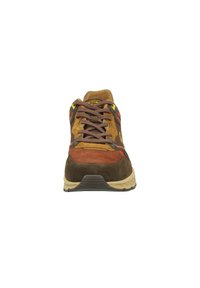 Braune Wildleder-Sneaker mit orangefarbenen und gelben Akzenten, strukturiertem Obermaterial, gepolsterter Sohle und braunen Schnürsenkeln. Verfügt über eine Gummiferse für Stabilität.