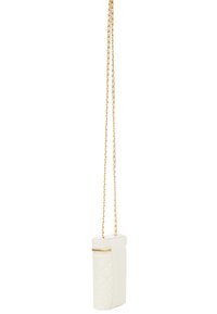 Borsa a tracolla in pelle bianca trapuntata con un cinturino a catena dorata e chiusura con zip superiore. Caratterizza una forma cilindrica e una superficie liscia.