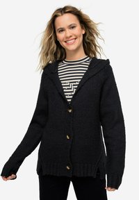 Cardigan nero in maglia con cappuccio, grandi bottoni dorati, polsini e bordo a costine. Presenta un tessuto testurizzato e fessure laterali per facilitare il movimento.