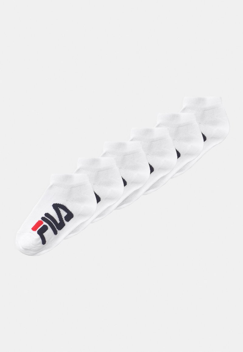 Hvite ankelsokker med en svart "FILA"-logo med rød detalj. Materialet ser mykt ut, med en ribbestrikket tekstur langs toppen.