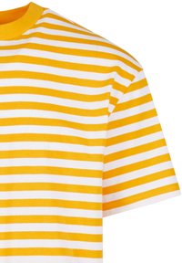 Gelb-weiße horizontal gestreifte kurzärmelige Baumwoll-T-Shirt mit einem gelben Rundhalsausschnitt.