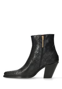 Botines negros de tobillo hechos de cuero texturizado con patrón de serpiente, que cuentan con una cremallera dorada y un diseño de tacón acampanado. Forma de punta cuadrada.