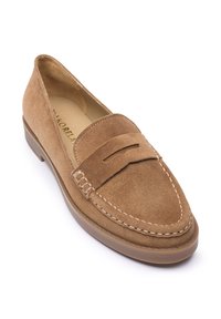 Smeđe antilop cipele bez vezica sa sedlastim dizajnom, bijelim ukrasnim šavovima i niskim gumenim đonom. Glatki unutarnji uložak.