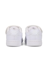 Baskets en caoutchouc blanc avec un dessus synthétique lisse, des cols rembourrés et une semelle extérieure texturée. Caractéristiques : logo en relief au talon.