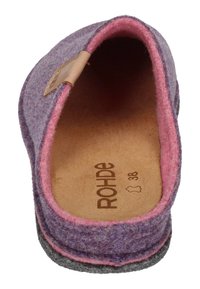 Fioletowy filcowy kapciuch z różowym wnętrzem i szarym spodem. Posiada skórzaną metkę oraz zaokrąglony, otwarty design. Rozmiar oznaczony jako 38.