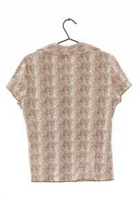 Kortærmet bluse med et brunt og cremefarvet slangeprintmønster, der har krave og blødt, let stof.
