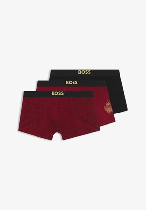 Trois paires de boxers : une noire, deux rouge foncé avec des motifs. Chacune possède une ceinture noire avec l'inscription "BOSS" en lettres dorées.