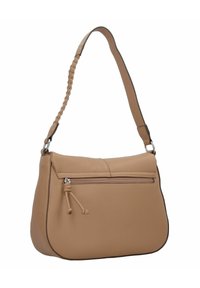 Sac à épaule en cuir tan avec une anse tressée, une finition lisse et texturée, une poche zippée et une forme incurvée.