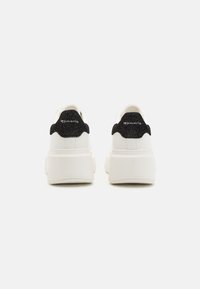 Tamaris Sportcipő - white/black