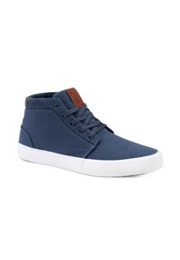 Zapatillas altas de lona azul marino con suelas de goma blanca, detalle en cuero marrón en el cuello y cordones planos atravesando los ojetes.