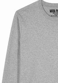 Graues Langarm-T-Shirt aus weicher Baumwolle. Verfügt über einen Rundhalsausschnitt und ein innen gedrucktes Etikett mit Markenname und Pflegehinweisen.