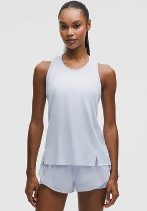 Canottiera da allenamento azzurro chiaro con texture morbida, scollatura tonda e fessure laterali, abbinata a pantaloncini coordinati. Design semplice e tessuto traspirante.