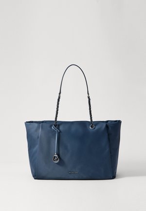 Sac fourre-tout bleu marine avec texture lisse, anses accentuées de chaînes et un charme logo. Il dispose d'un design spacieux et d'une silhouette douce.