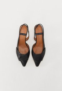 Chaussures slingback en cuir noir avec des pointes pointues et un design de nœud superposé décoratif à l'avant. Semelles intérieures brunes avec logo.