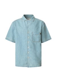 Camisa de mezclilla de manga corta en azul claro, con cuello abotonado, bolsillo frontal y detalles de costura visibles a lo largo de los bordes.