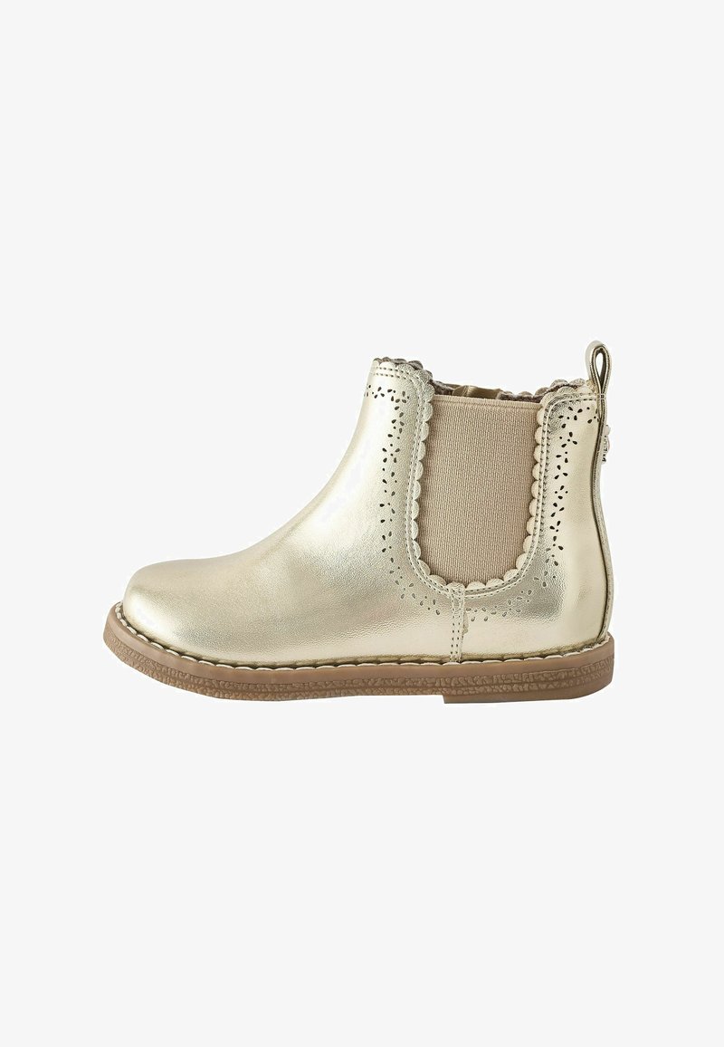 Goldfarbene metallische Knöchelstiefelette mit elastischen Seitenpaneelen, gewellten Kanten und dekorativen Perforationen. Sie verfügt über eine beige Gummisohle und eine Schlaufe an der Rückseite.