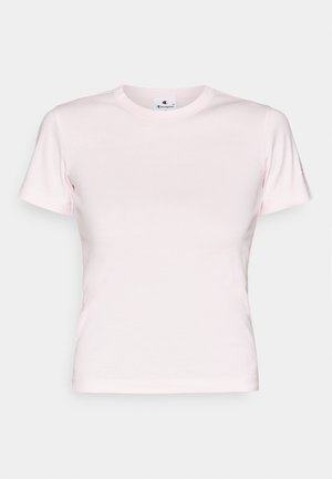 Tricou din bumbac roz pal, cu un guler clasic și mâneci scurte. Prezintă un mic logo pe mâneca stângă. Textură netedă și design ajustat.