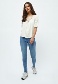 Desires DEAUGUSTA 2/4 SLEEVE CROCHET T-SHIRT. - Blůza - gardenia