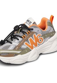 Sneaker grigia in rete con accenti arancioni, un prominente logo bianco "W6" e un sistema di lacci elastici neri. Suola in gomma con pattern testurizzato.
