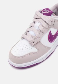 Nike Sportswear DUNK LOW UNISEX - Tenisice - white/viotech/platinum violet