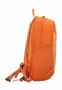 Zaino arancione realizzato in materiale resistente, dotato di una tasca in rete testurizzata, spallacci regolabili e un compartimento con cerniera.