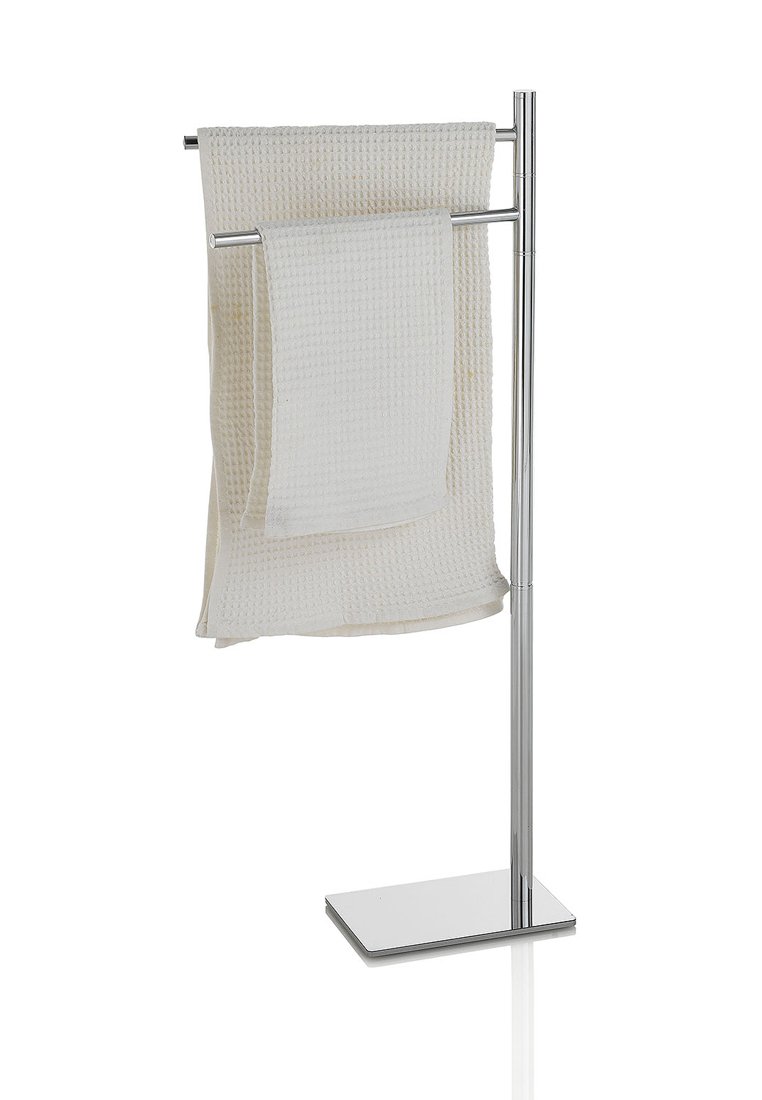 Portalavaggio in cromo con base quadrata. Sostiene due asciugamani bianchi e testurizzati, uno sopra l'altro, presentando un design pulito e moderno.