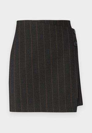 Μαύρη ριγέ φούστα με κομψή εφαρμογή, που διαθέτει ασύμμετρο σχέδιο περιτυλίγματος και δύο κουμπιά στη μέση για κλείσιμο.