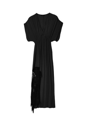 Robe longue noire avec un décolleté en V profond, des manches courtes larges, une taille froncée et un long détail à franges sur un côté.