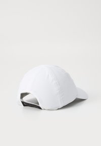 Cappello bianco realizzato in un tessuto leggero e traspirante, con fori di ventilazione. Presenta una visiera curva e una parte posteriore regolabile.