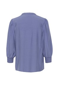 Blouse violette avec des manches bouffantes, texture douce, rayures verticales subtiles, col et poignets élastiques. Design lisse et fluide.