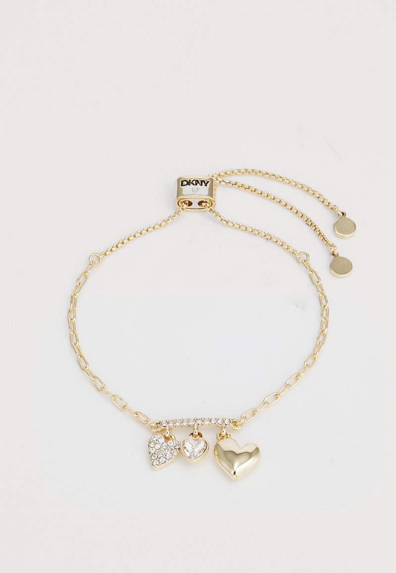 Bracelet chaîne en or avec trois breloques en forme de cœur, une avec des strass, une pierre claire, et une en or simple, avec fermoir réglable.