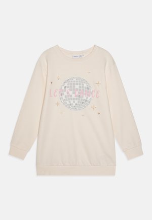 Cremefarbener Sweatshirt mit langen Ärmeln, das ein großes silbernes Discokugel-Design, pinken Text mit "Let's Dance" und goldene Sternakzente zeigt.