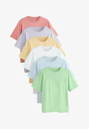 Six t-shirts unis à col rond dans des couleurs pastel empilés avec le vert devant, suivis du bleu, blanc, jaune, lavande et rose.