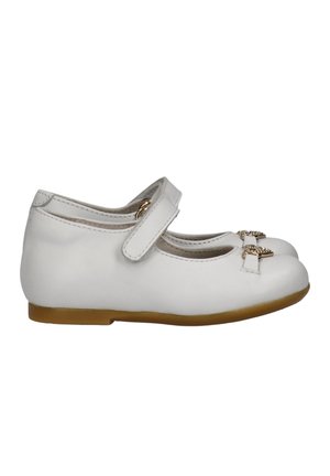 Scarpa Mary Jane bianca per bambini con cinturino in velcro e fiocchi decorativi dorati sulla punta arrotondata, su sfondo bianco.