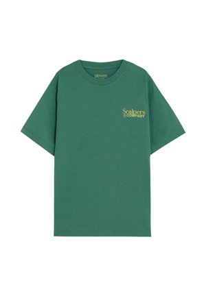 Camiseta verde de manga corta con logo amarillo "Scalpers Company" en el pecho izquierdo y cuello redondo.