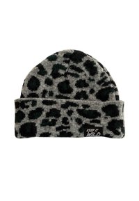 Gorro de punto en gris con un patrón de estampado de leopardo negro. Presenta un puño doblado y una etiqueta negra con el texto "MANTEN LO SALVAJE". Textura suave.