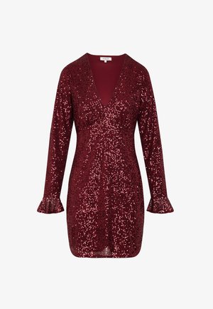 Vestido burdeos de lentejuelas con mangas largas, escote en V profundo y puños acampanados. Superficie brillante y texturizada con una silueta ajustada.