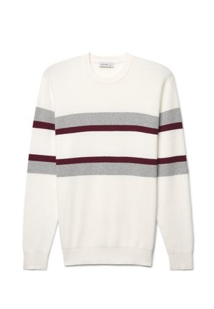 Maglione bianco a maniche lunghe con collo a giro, con due strisce orizzontali grigie e due rosso scuro sul petto e sulle maniche.