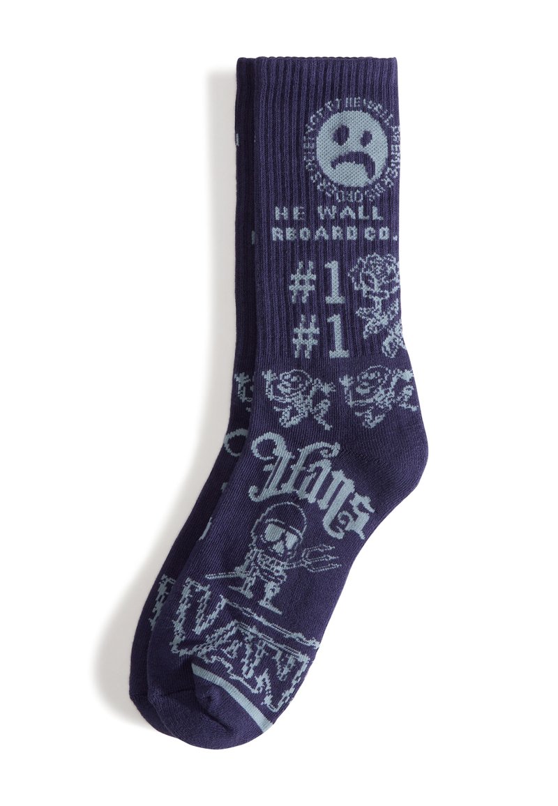 Dunkelviolette Crew-Socken mit hellblauen grafischen Designs, darunter Rosen, eine Totenkopffigur und Textelemente wie "#1" und "Vans."