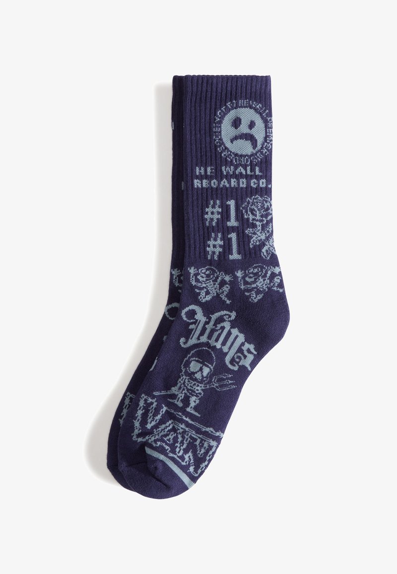 Dunkelviolette Crew-Socken mit hellblauen grafischen Designs, darunter Rosen, eine Totenkopffigur und Textelemente wie "#1" und "Vans."