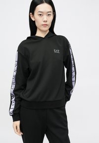 Czarna bluza z kapturem z logo, z długimi rękawami z fioletowymi akcentami i napisem, wykonana z miękkiego materiału dla komfortu.