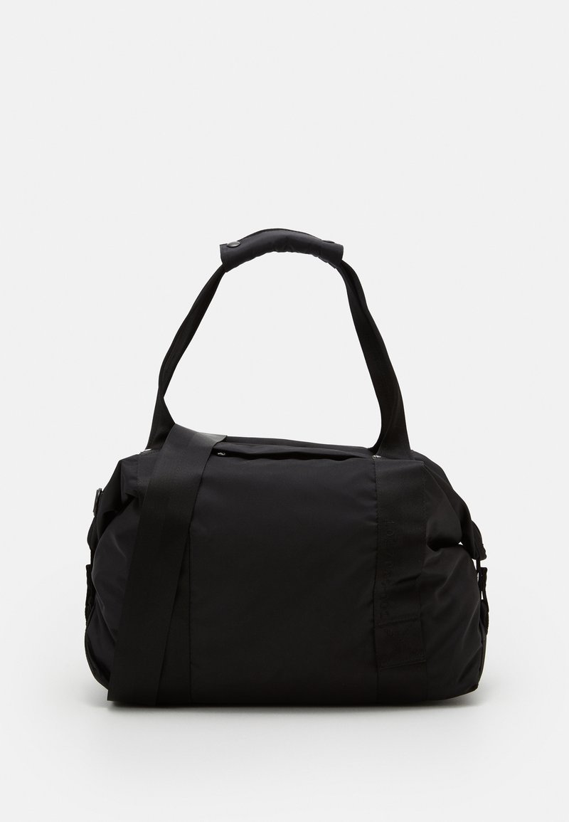 Sac de sport noir en nylon, avec une texture lisse, une bandoulière réglable et une poignée rembourrée, doté d'une fermeture éclair et d'une poche latérale.