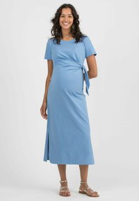 Hellblaues, knielanges Kleid mit kurzen Ärmeln, Wickeldesign, seitlichem Bindeband und einem Schlitz vorne. Aus weichem, dehnbarem Material gefertigt.