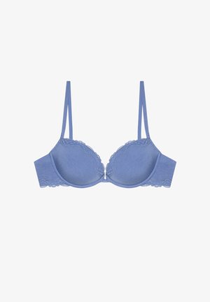 Sujetador acolchado azul claro con tirantes finos ajustables y ribete de encaje a lo largo de los bordes superiores y la banda, mostrado plano sobre un fondo blanco.
