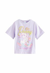 Hellblaues Baumwoll-T-Shirt mit kurzen Ärmeln, das eine Grafik eines Kaninchens zeigt, das eine Blume hält, umgeben von bunten Blumen und Textdetails.